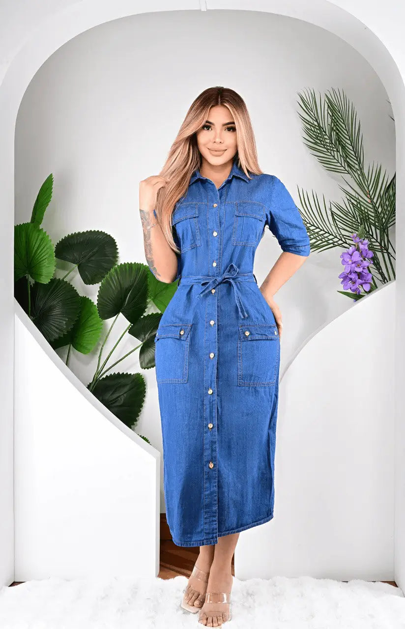 Vestido largo de denim con botones frontales, bolsillos amplios y cinturón ajustable en la cintura, diseño suelto y cómodo ideal para un look casual y fresco