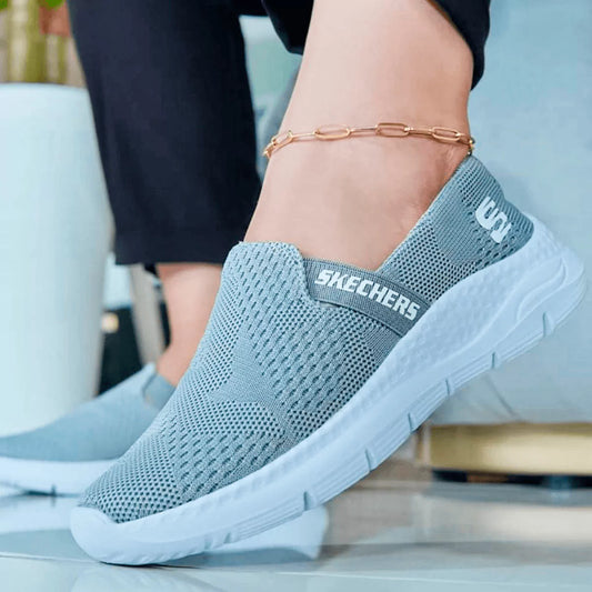 Zapatillas Super Flex en color gris claro, diseño sin cordones con tejido respirable y suela ultra ligera, ideal para uso diario