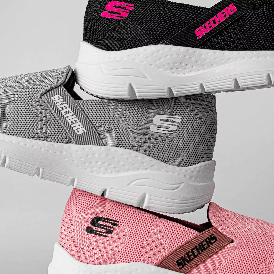 Tenis Super Flex con diseño slip-on que se adapta al pie como un guante, brindando libertad total de movimiento y comodidad todo el día. Su suela ligera y ergonómica reduce el impacto al caminar, haciendo que cada paso sea más suave y sin esfuerzo.