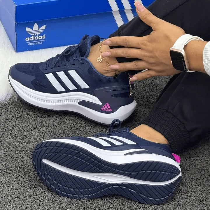 Zapatillas Bounce en azul marino con detalles en blanco, suela acolchonada antideslizante y diseño ligero transpirable, amortiguación reactiva para running, gimnasio y uso diario con estilo urbano