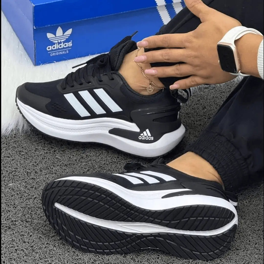 Zapatillas Bounce deportivas color negro y blanco con suela de amortiguación extra ligera, tejido transpirable y diseño ergonómico antideslizante para máxima comodidad en entrenamientos y uso diario.