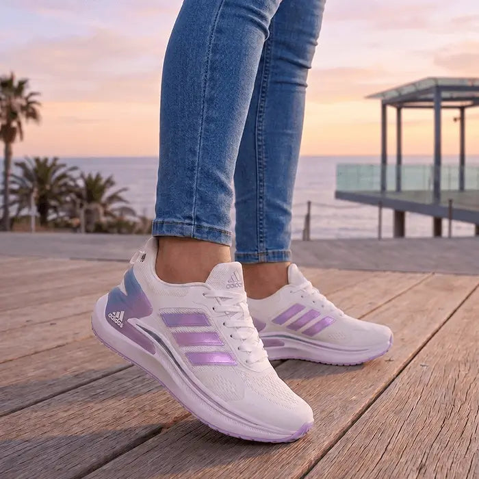 Zapatillas Bounce blancas con detalles morados, amortiguación reactiva y suela antideslizante, ligeras y cómodas para running y paseo al aire libre.