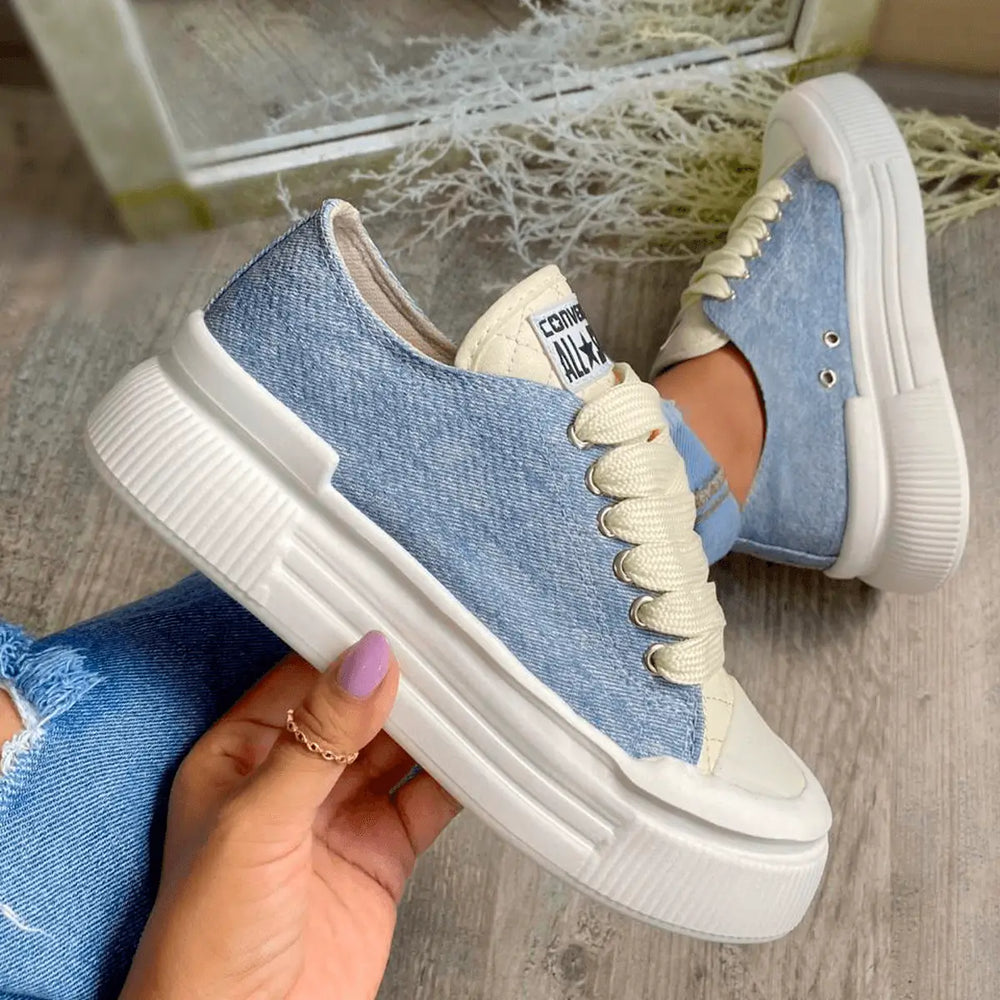 Zapatillas casuales tipo plataforma con diseño en tela denim azul, suela blanca gruesa antideslizante, cordones anchos beige, cómodas y resistentes, ideales para uso diario y estilo urbano moderno.