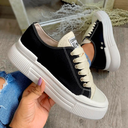 Zapatillas Cozy negras con suela gruesa blanca, diseño casual y moderno ideal para uso diario, confeccionadas con materiales cómodos y duraderos que proporcionan soporte y amortiguación para caminar, perfectas para combinar con jeans y outfits urbanos en Colombia.