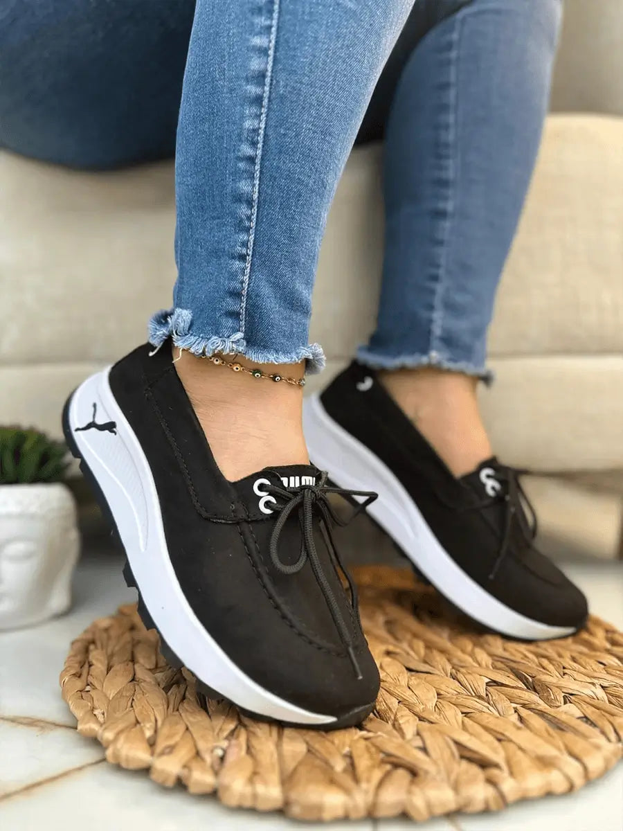 Zapatillas para mujer color negro con suela blanca acolchada y antideslizante, diseño ligero y ergonómico, perfectas para uso diario, caminatas urbanas y estilo casual