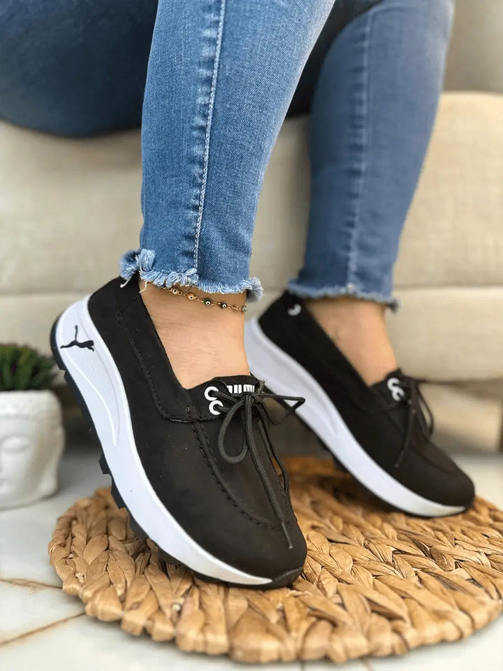 Zapatillas para mujer color negro con suela blanca acolchada y antideslizante, diseño ligero y ergonómico, perfectas para uso diario, caminatas urbanas y estilo casual