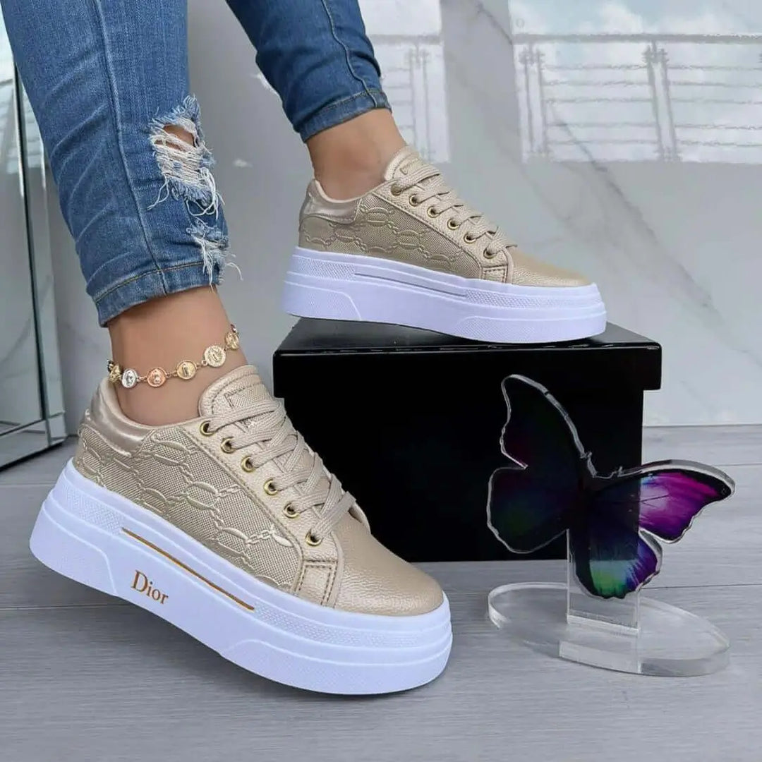 Zapatillas femeninas color beige con plataforma alta blanca, diseño moderno y elegante, suela antideslizante para mayor seguridad, cómodas para uso diario, ideales para combinar con jeans y outfits casuales.