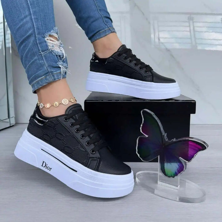 Zapatillas Duquesa negras para mujer con suela gruesa blanca, diseño moderno y cómodo ideal para uso diario, combinan perfectamente con jeans y estilos casuales, fabricadas con materiales duraderos y transpirables que ofrecen soporte y estilo en cada paso.