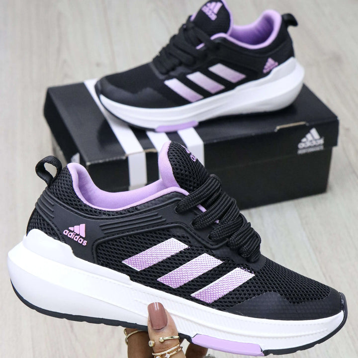 Zapatillas Falcon negras con detalles lilas, suela blanca antideslizante, diseño deportivo ligero y transpirable, ideales para caminar y correr con comodidad y estilo.