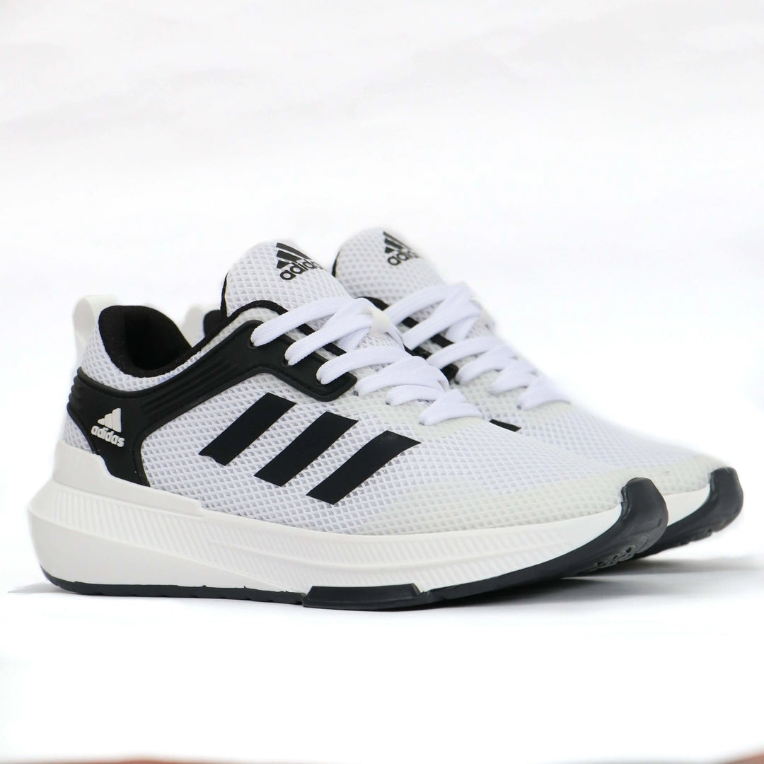 Zapatillas deportivas blancas con detalles negros, diseño ligero y transpirable con suela antideslizante para mayor comodidad y seguridad al caminar, ideales para uso diario y actividad física, calzado moderno y duradero para hombres y mujeres.