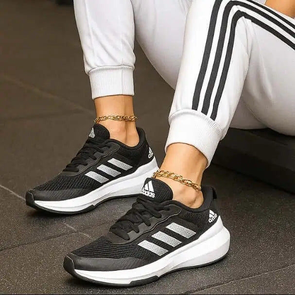 Zapatillas Falcon negras para hombre con suela blanca, diseño deportivo y transpirable, ideales para entrenamientos y uso diario, ofrecen comodidad y soporte ergonómico para mejorar el rendimiento al caminar o correr.