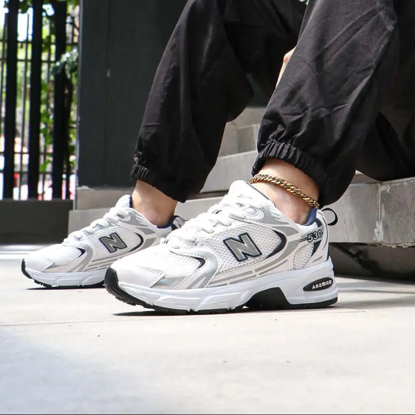 Zapatillas deportivas blancas para hombre con diseño moderno y cómodo, ideales para caminatas y actividades urbanas, suela antideslizante para mayor seguridad y plantilla ergonómica que ofrece soporte y amortiguación durante todo el día.