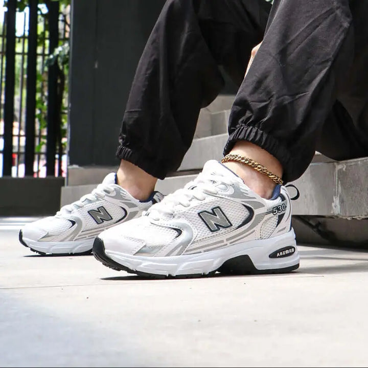 Zapatillas deportivas blancas para hombre con diseño moderno y cómodo, ideales para caminatas y actividades urbanas, suela antideslizante para mayor seguridad y plantilla ergonómica que ofrece soporte y amortiguación durante todo el día.