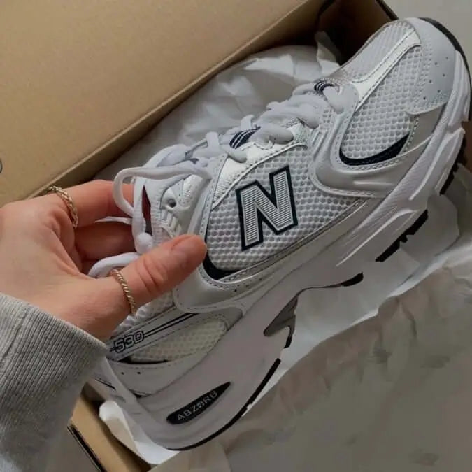 Zapatillas Flash Y6 blancas para hombre, diseño deportivo con malla transpirable, suela acolchonada para comodidad y soporte en cada paso, ideales para uso diario y actividades físicas, calzado ligero y duradero que ofrece estilo y funcionalidad.