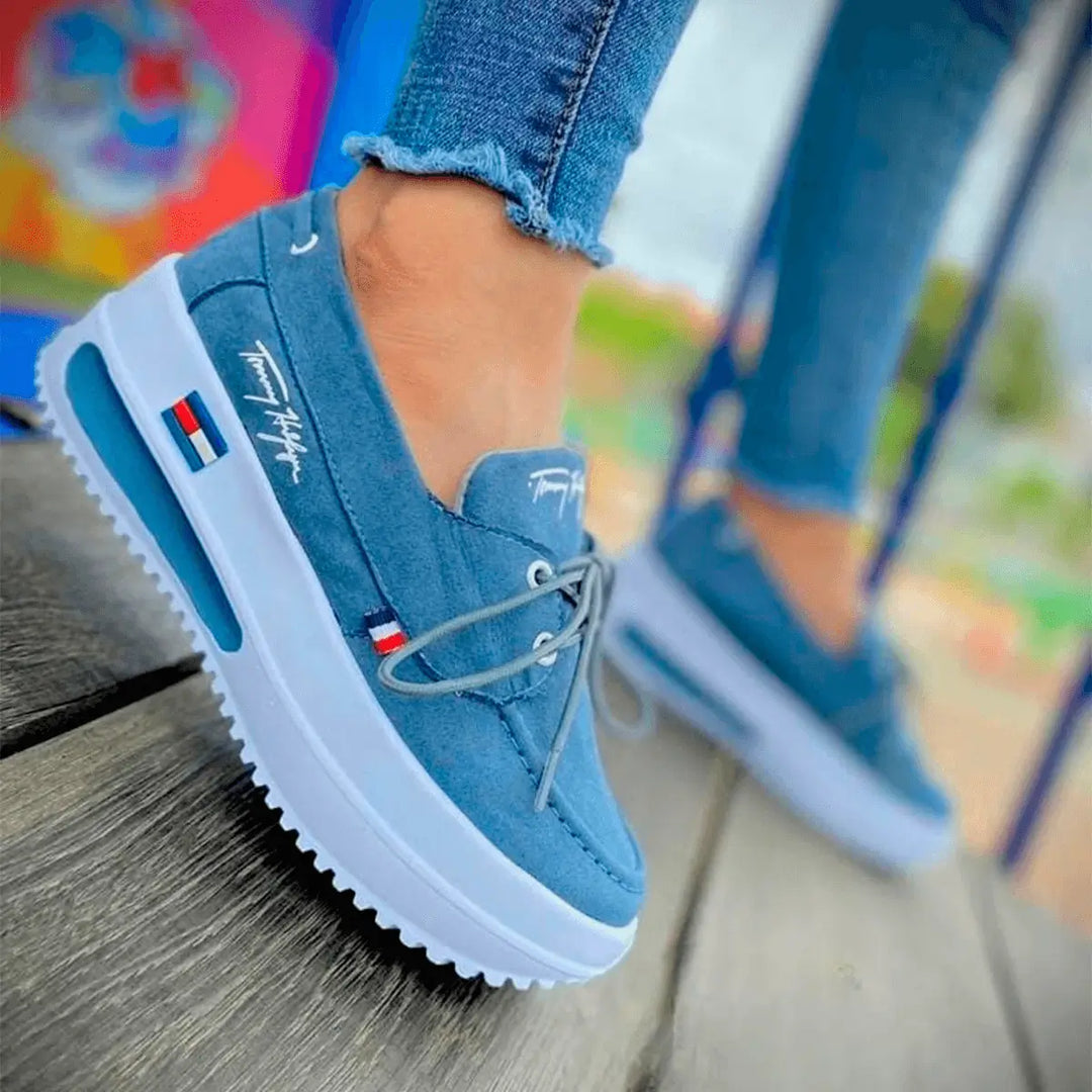 Zapatillas Francia color azul con suela de plataforma blanca antideslizante, cámara de aire para máxima amortiguación, diseño urbano en lona resistente y cordones ajustables para comodidad y estilo casual.