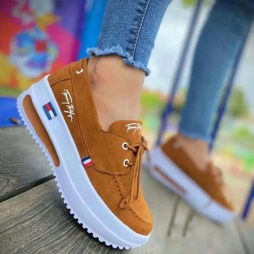 Zapatillas Francia color caramelo en gamuza sintética con suela plataforma blanca antideslizante, diseño urbano moderno, amortiguación y ajuste cómodo, ideales para uso diario y estilo casual elegante