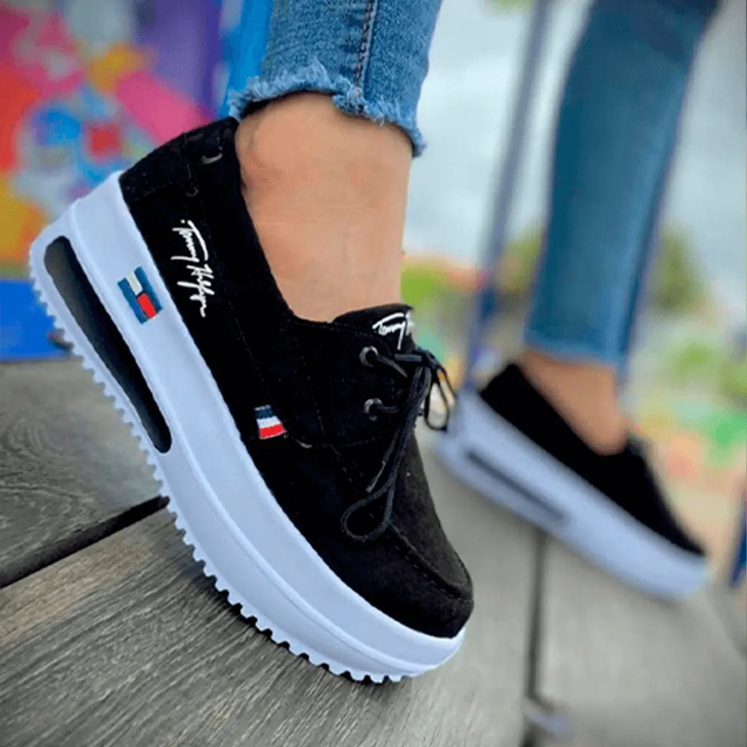 Zapatillas Francia negras con suela alta blanca, amortiguación acolchada, material transpirable y suela antideslizante para máxima comodidad urbana