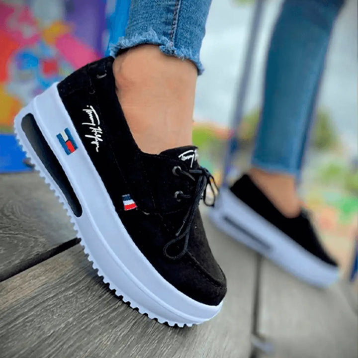 Zapatillas Francia negras con suela alta blanca, amortiguación acolchada, material transpirable y suela antideslizante para máxima comodidad urbana