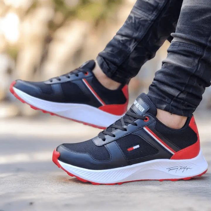 Zapatillas deportivas Legacy en negro y rojo con diseño moderno, suela blanca anatómica para máxima comodidad y absorción de impactos, ideales para uso diario y actividades casuales, material transpirable que favorece ventilación y evita malos olores, calzado ligero y duradero para hombre que combina estilo y funcionalidad.