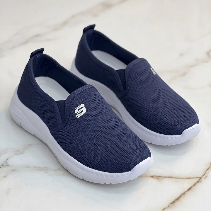 Zapatillas Luna slip-on color azul marino con suela blanca ligera y flexible, tejido de malla transpirable, plantilla ergonómica con amortiguación reactiva y suela antideslizante para uso diario, entrenamiento y estilo urbano.