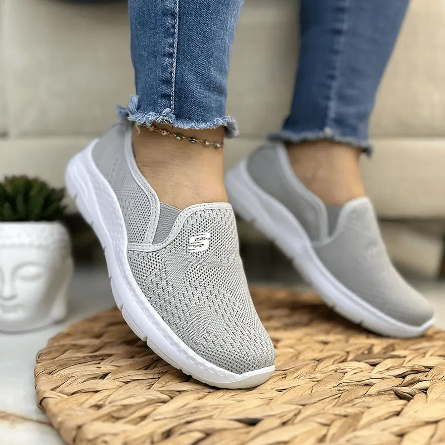 Zapatillas Luna slip-on en gris claro para mujer con tejido de malla transpirable y suela ligera de goma antideslizante, diseño ergonómico y amortiguación superior para máxima comodidad y estilo casual diario