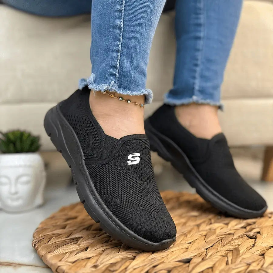 Zapatillas Luna negras de malla transpirable con suela ergonómica y plantilla acolchada que ofrecen ligereza, amortiguación y estilo casual ideal para caminatas y uso diario