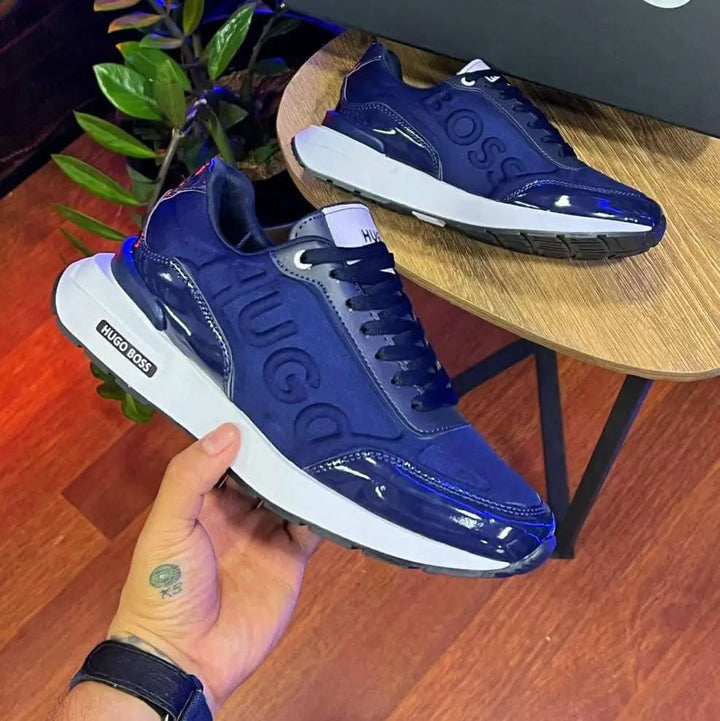 Zapatillas deportivas azul marino para hombre con diseño moderno, suela antideslizante y acolchada para máximo confort y soporte en actividades urbanas y casuales. Calzado ligero y resistente ideal para uso diario, combina estilo y funcionalidad.