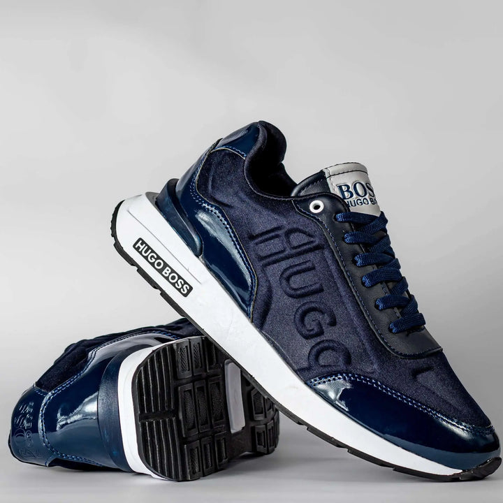 Zapatillas deportivas para hombre en azul oscuro con suela blanca y negra antideslizante, diseño moderno y cómodo ideal para uso diario, materiales resistentes y soporte ergonómico para mayor confort y durabilidad.