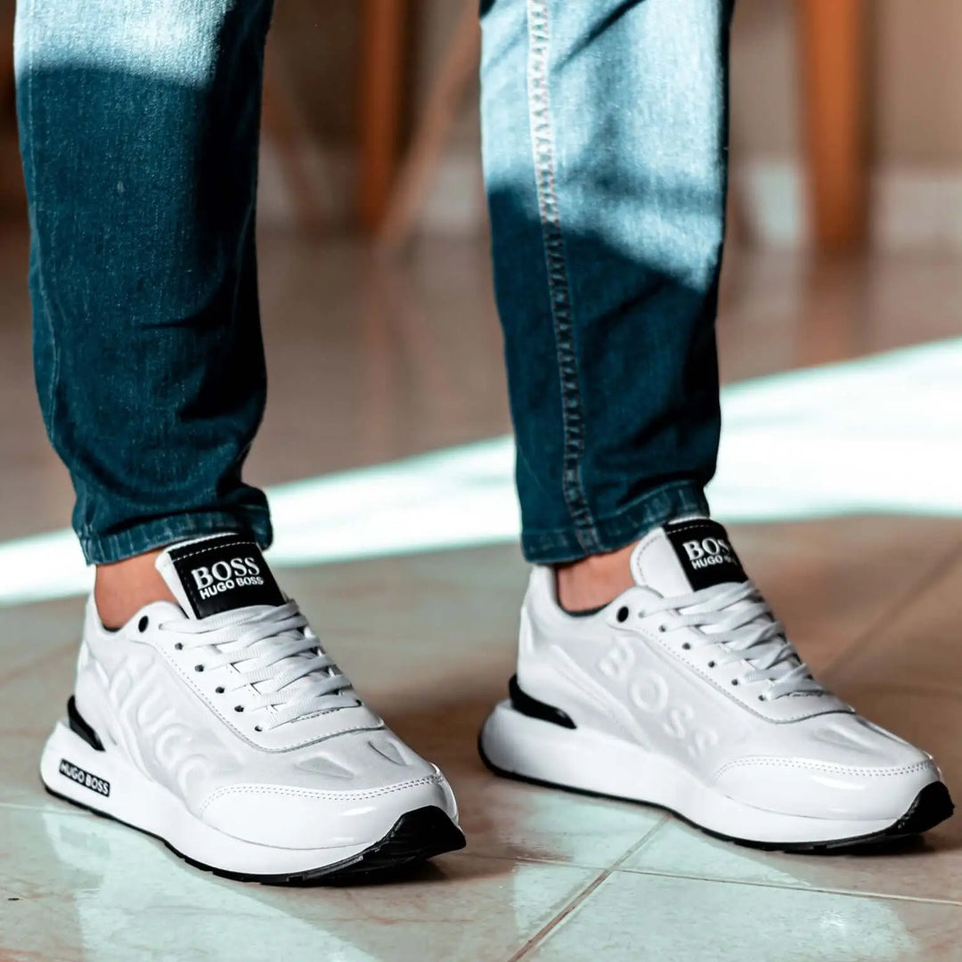 Zapatillas blancas deportivas para hombre con suela antideslizante, diseño moderno y cómodo, ideales para uso diario y actividades casuales, hechas con materiales ligeros y transpirables que ofrecen soporte y durabilidad.