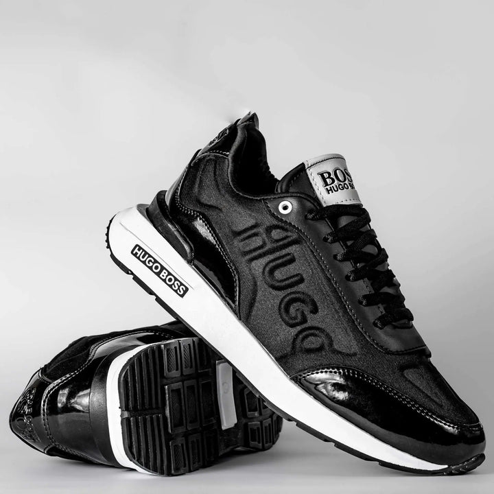 Zapatillas estilo urbano color negro con suela blanca antideslizante, diseño cómodo y moderno ideal para uso diario, material ligero y resistente que brinda soporte y frescura al caminar, perfectas para hombres que buscan combinar moda y funcionalidad en calzado casual.