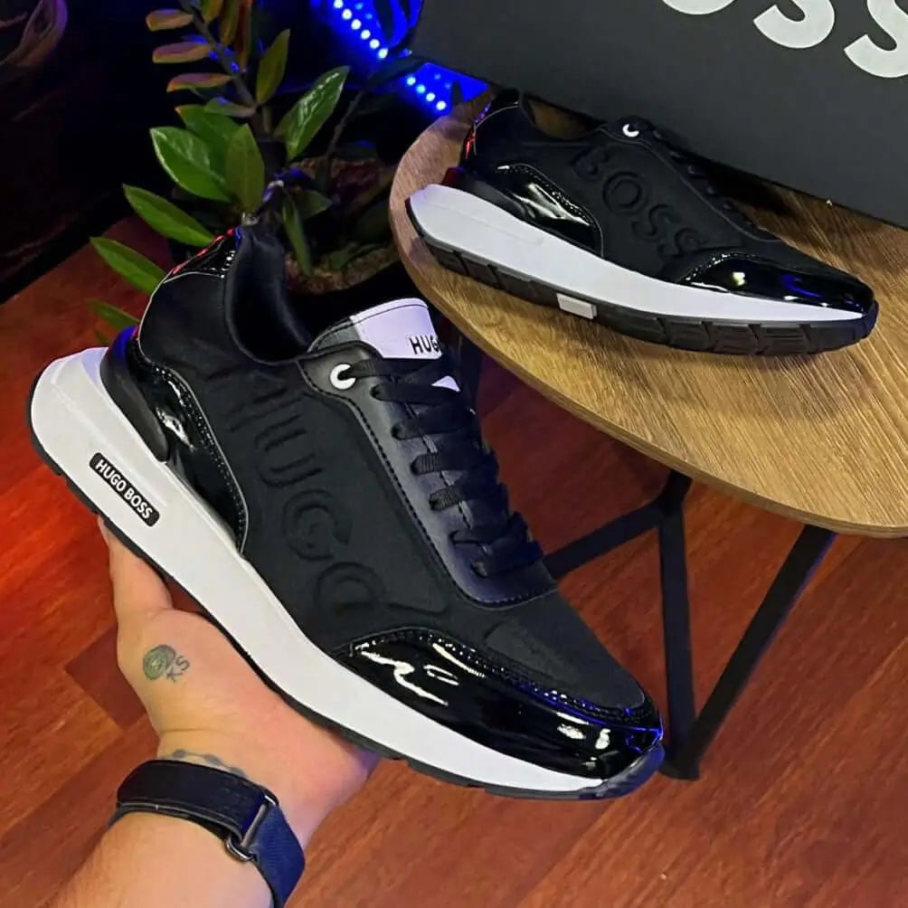 Zapatillas Lyone negras para hombre con diseño moderno y suela blanca antideslizante, ideales para uso diario y deportes casuales, ofreciendo comodidad, durabilidad y soporte ergonómico para los pies.
