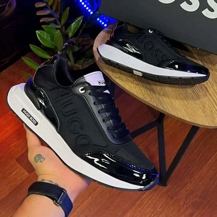 Zapatillas Lyone negras para hombre con diseño moderno y suela blanca antideslizante, ideales para uso diario y deportes casuales, ofreciendo comodidad, durabilidad y soporte ergonómico para los pies.