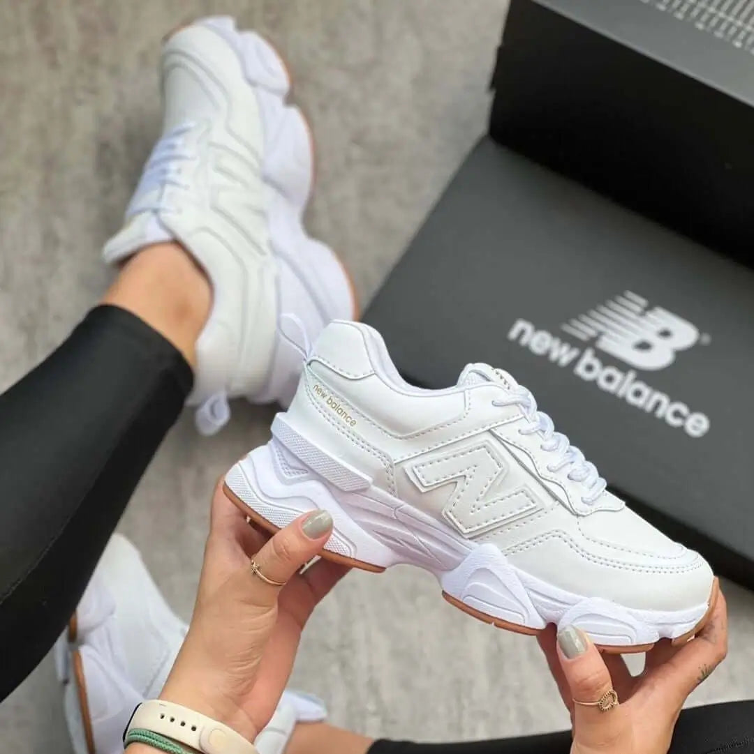 Zapatillas blancas para mujer con diseño moderno y suela antiderrapante, ideales para uso diario y actividades deportivas, ofreciendo comodidad, soporte y estilo versátil.