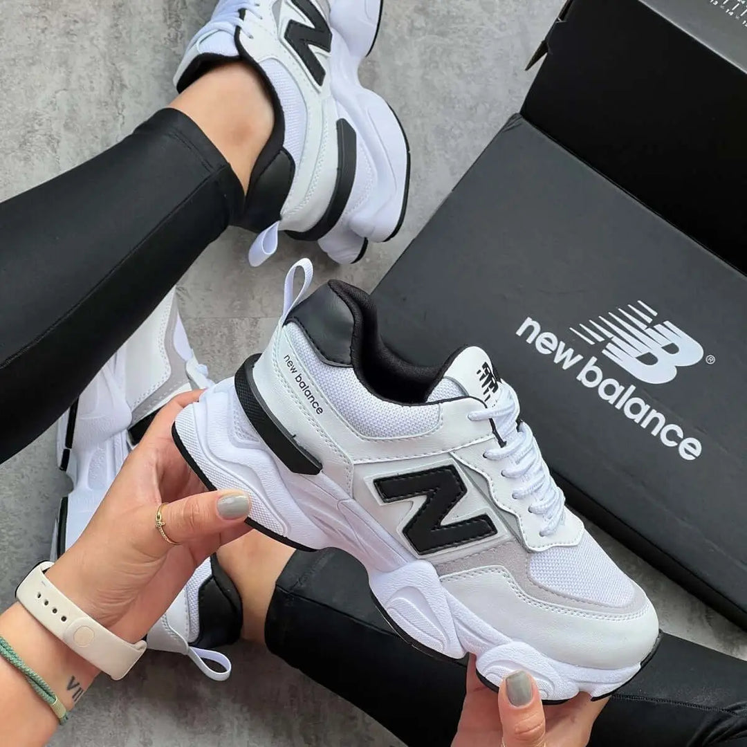 Zapatillas deportivas blancas y negras para mujer con diseño moderno, suela gruesa que ofrece gran comodidad y soporte para uso diario, ideales para actividades casuales y caminar, hechas con materiales transpirables y duraderos que garantizan frescura y resistencia.