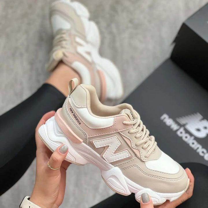 Zapatillas deportivas en tonos beige y blanco con diseño moderno y cómodo, suela gruesa antideslizante que proporciona soporte al caminar, ideales para uso casual y activo, combinan estilo y funcionalidad para el día a día.