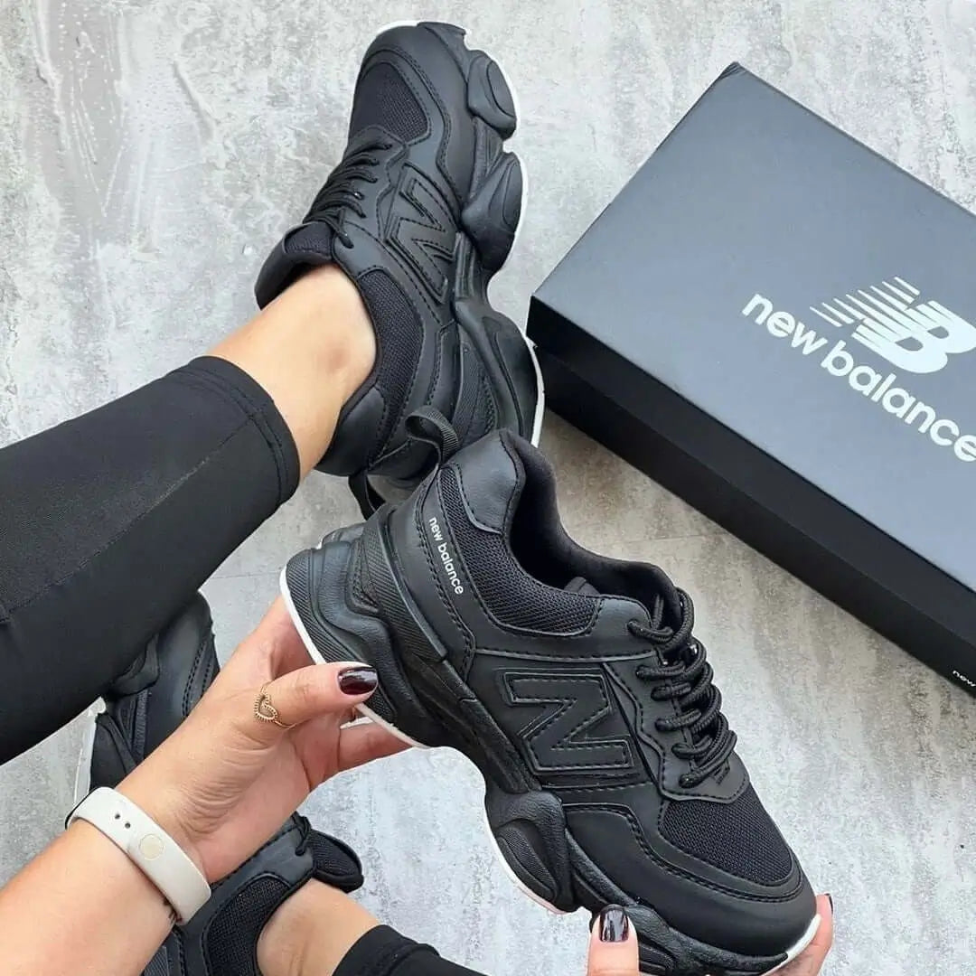 Zapatillas negras para mujer estilo casual con diseño moderno y materiales resistentes, suelas antideslizantes y amortiguación que proporcionan comodidad durante todo el día para caminar o hacer deporte.