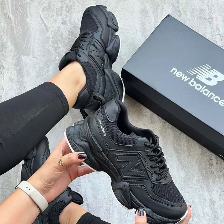 Zapatillas negras para mujer estilo casual con diseño moderno y materiales resistentes, suelas antideslizantes y amortiguación que proporcionan comodidad durante todo el día para caminar o hacer deporte.