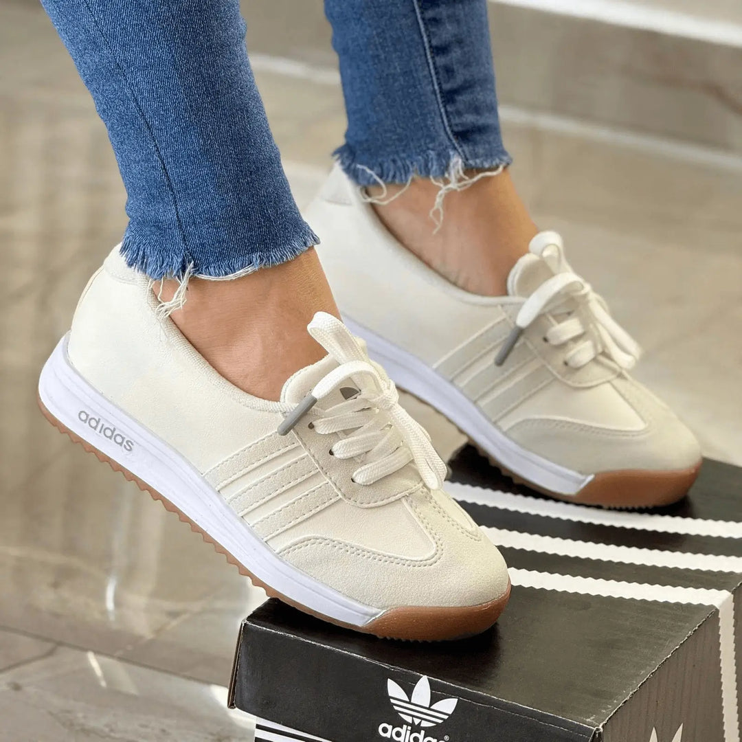 Zapatillas Marbella blancas de corte bajo con suela antideslizante color miel, cordones ajustables, plantilla acolchada y diseño versátil para confort y estilo casual diario