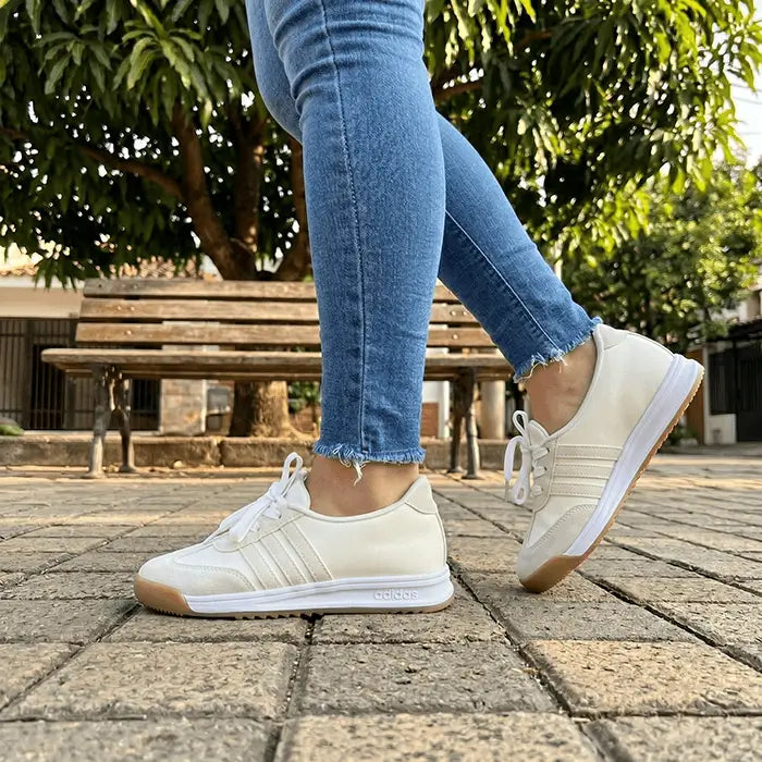 Zapatillas Marbella color marfil con suela de goma antideslizante, plantilla acolchada ergonómica, diseño ultraligero y transpirable, forro interior suave y materiales duraderos, fáciles de combinar para uso diario