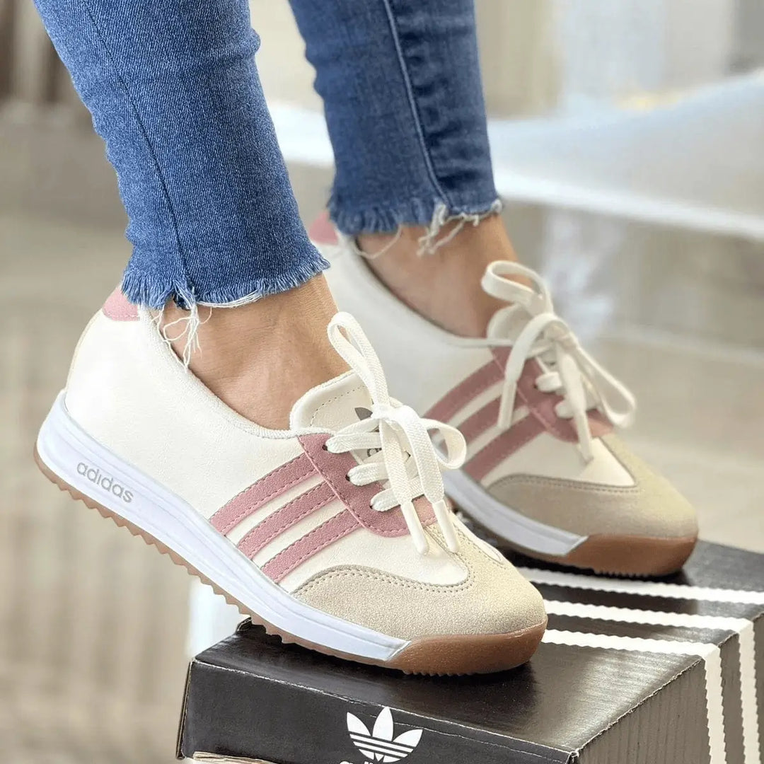 Zapatillas Marbella casual para mujer en tono crema con franjas rosadas y suela de goma antideslizante, diseño retro ligero con plantilla acolchada que brinda confort y soporte para uso diario