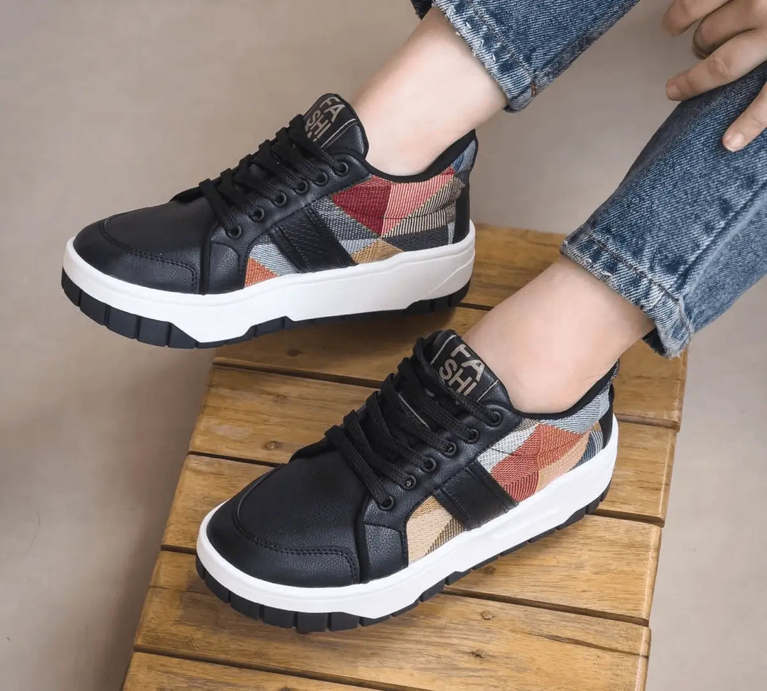 Zapatillas para mujer en color negro con detalle geométrico multicolor, suela blanca antideslizante y plantilla acolchada que brinda confort y amortiguación en cada paso, perfectas para un estilo casual y versátil en la ciudad