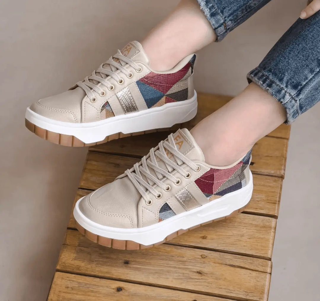 Zapatillas casuales color beige con estampado geométrico multicolor, suela deportiva blanca antideslizante y plataforma ligera con amortiguación y forro transpirable para mayor comodidad diaria