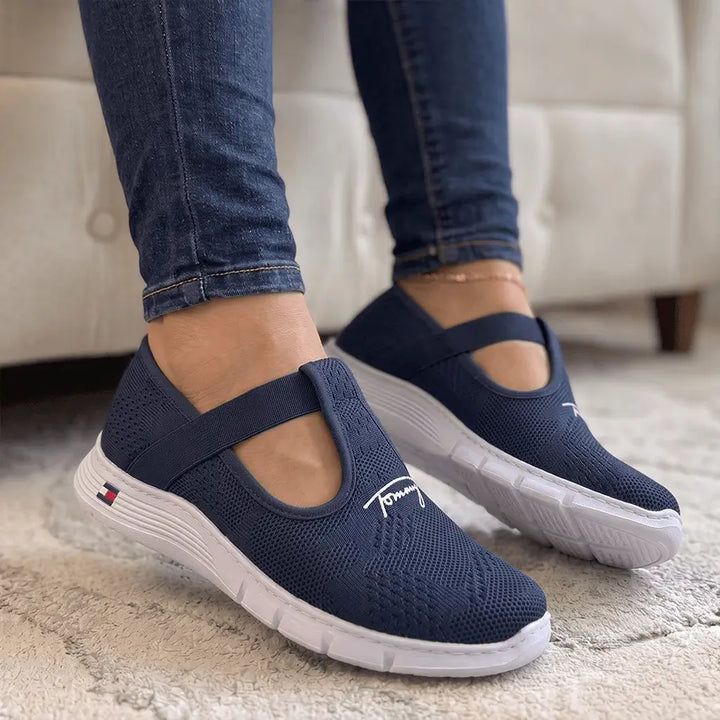 Zapatillas Milán urbanas para mujer en tejido knit azul marino con cierre de velcro, suela blanca ergonómica antideslizante y amortiguación ligera, transpirables y cómodas para uso diario y estilo casual.