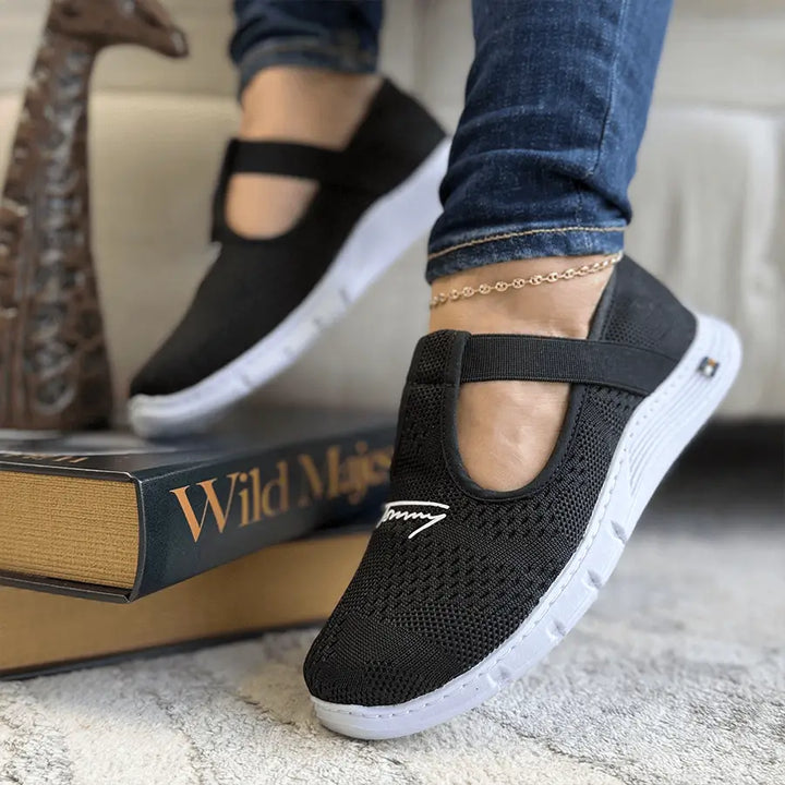 Zapatillas Milán negras de mujer con malla transpirable y correa elástica, suela blanca de goma antideslizante y plantilla acolchada para máxima comodidad y soporte diario