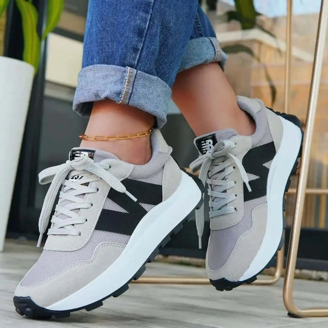 Zapatillas deportivas gris claro con diseño moderno y suela antideslizante para máxima comodidad y soporte en actividades diarias, ideales para caminar y correr con estilo casual y resistencia prolongada.