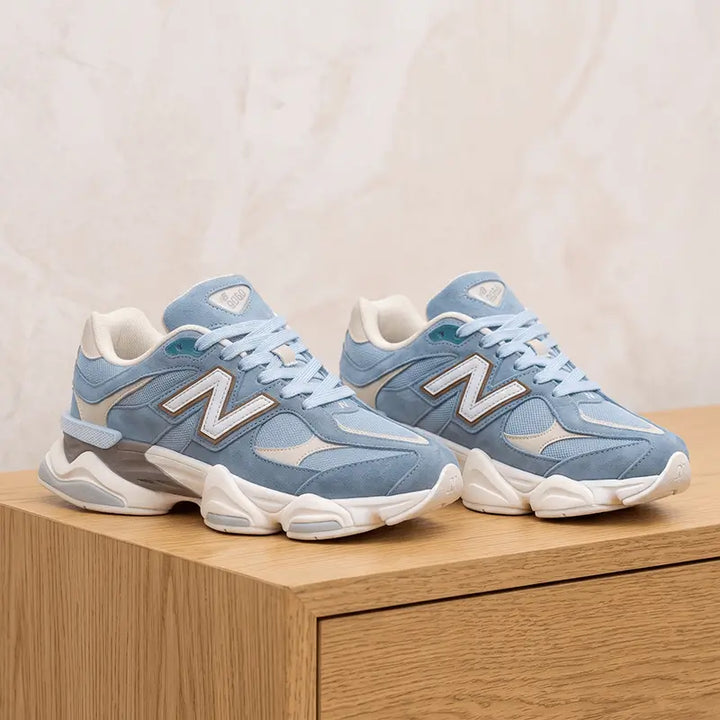 Zapatillas Noble en azul celeste con detalles beige, calzado deportivo urbano con suela blanca amortiguadora y antideslizante, parte superior transpirable y cordones resistentes para máximo confort diario