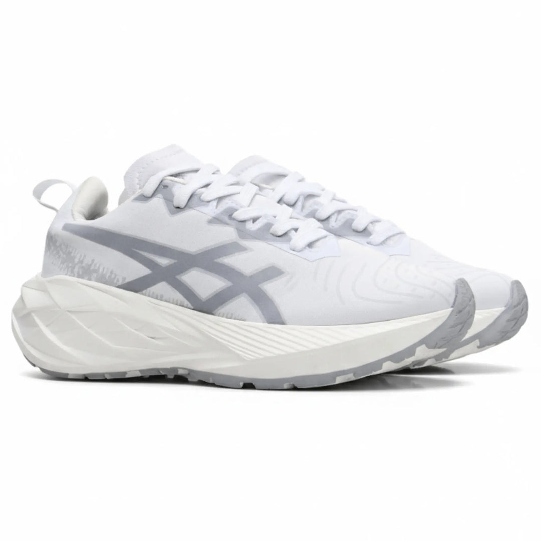 Zapatillas Novablast color blanco y gris para running y entrenamiento con suela voluminosa de espuma reactiva que ofrece máxima amortiguación, ligereza y retorno de energía, diseño transpirable ideal para deportistas