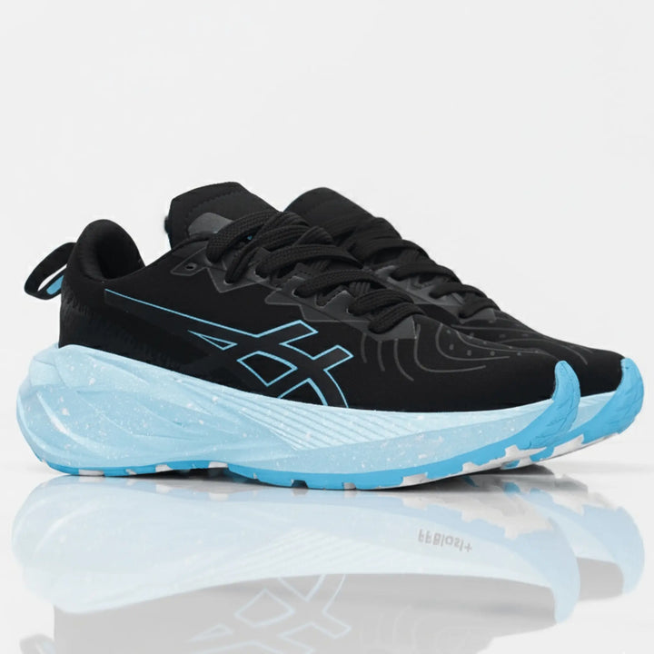 Zapatillas Novablast para running en negro con detalles azul, amortiguación ligera de espuma reactiva, suela antideslizante de alto rendimiento, ajuste ergonómico y refuerzo en talón para máxima comodidad y soporte en entrenamientos.