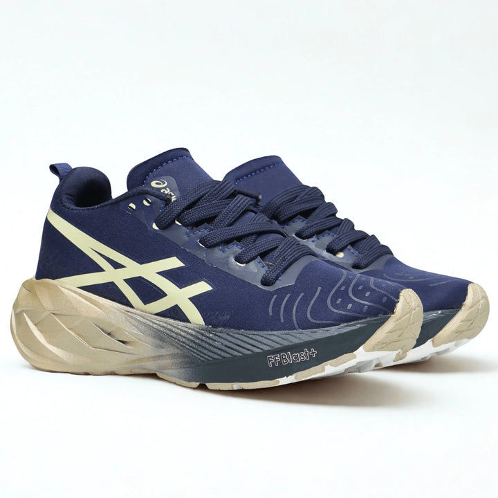 Zapatillas Novablast azul con detalles beige, entresuela de amortiguación reactiva, suela antideslizante y diseño ergonómico para running y entrenamiento con máximo confort