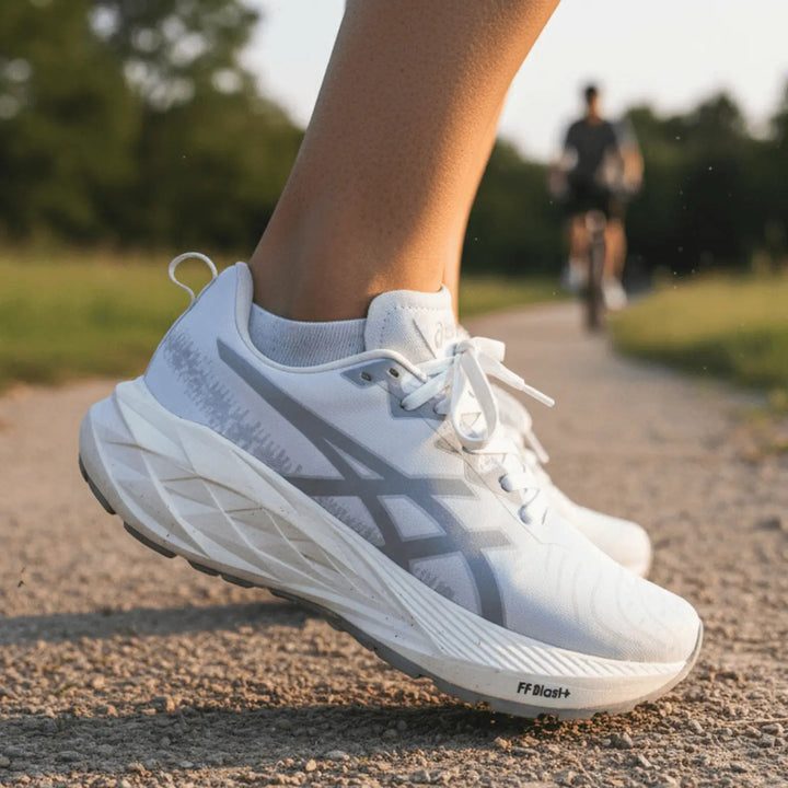 Zapatillas Novablast blancas de running con amortiguación ultraligera de espuma reactiva, suela antideslizante, parte superior transpirable y diseño ergonómico que brinda comodidad y resistencia en cada pisada